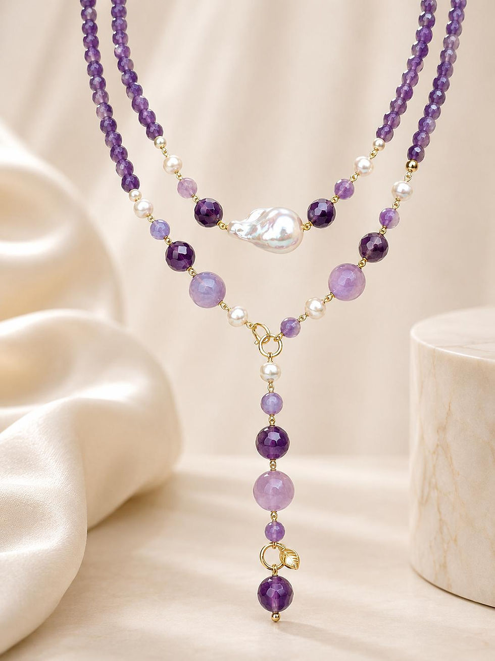 Collana lunga Decisa con ametista sfaccettata, ametista lavanda e perle coltivate