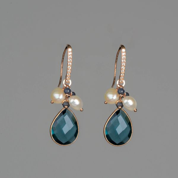 Orecchini con gocce incastonate  quarzo blue light idrotermale, perle coltivate, rondelle agata blu  Collezione Jolly  Elegan