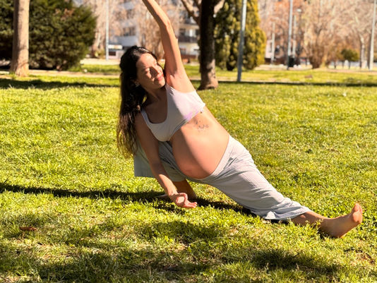7 posturas de yoga prenatal para tu primer trimestre de embarazo