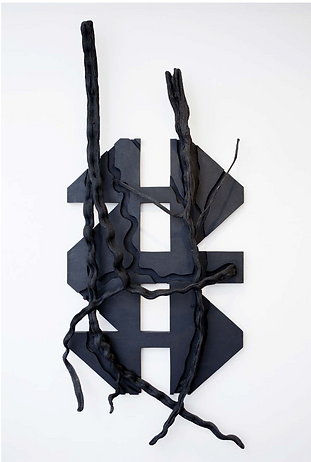 Sans titre, bois monochrome, 265 x 110 x 30 cm. © Juan Esteves pour la Galerie Frente