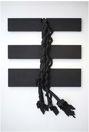 Sans titre, bois monochrome, 230 x 130 x 40 cm, © Juan Esteves pour la Galerie Frente