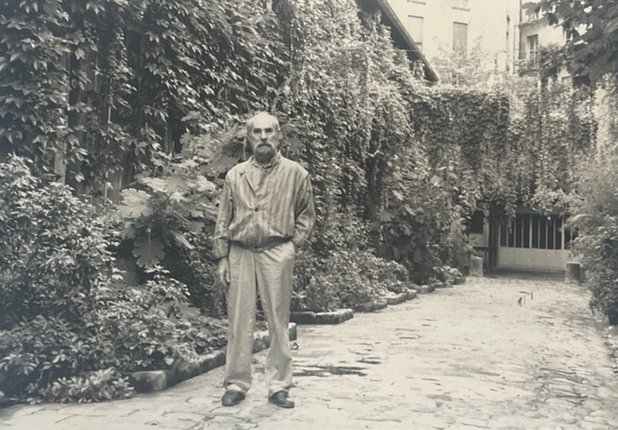 Frans Krajcberg dans le Chemin du Montparnasse, circ années 1980 ©Charles Sablon.png