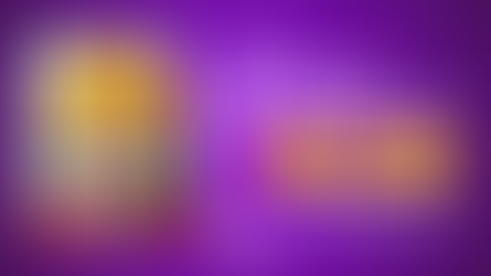 Autora sorrindo e usando um chapéu de crochê com girassóis. Ao lado, em um fundo roxo, a logo Cordel de Mulher.