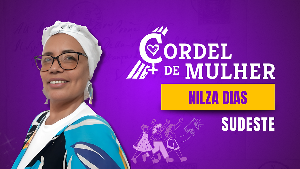 Autora sorridente, usando óculos e um lenço branco na cabeça. Ao fundo a logo Cordel de Mulher.