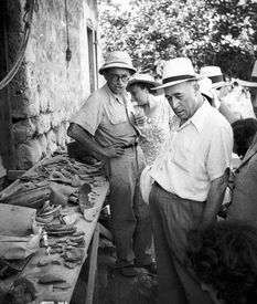 Tel Aviv Mayor Israel Rokach and Benjamin Mazar at the Tell Qasile excavation, 1950