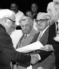 Joseph Aviram accepting the Israel Prize on behalf of the Israel Exploration Society at the awards ceremony in 1989. From right to left: President Haim Herzog, Education Minister Yitzhak Navon, Jeruslem Mayor Teddy Kollek, and Joseph Aviram