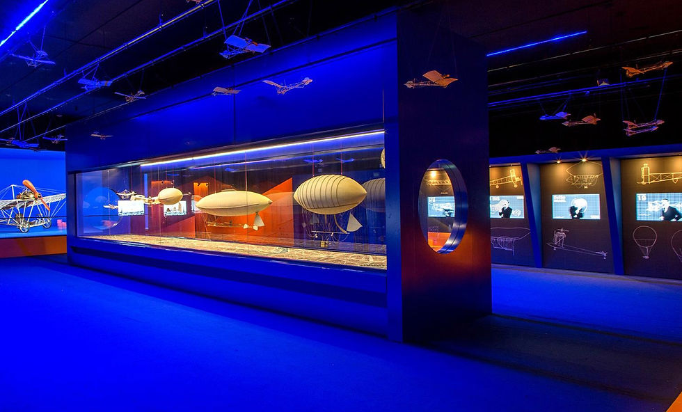 Sala de exposição incrível com vitrine e tecnologia integradas