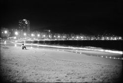Rio - praia noturna, homem sozinho