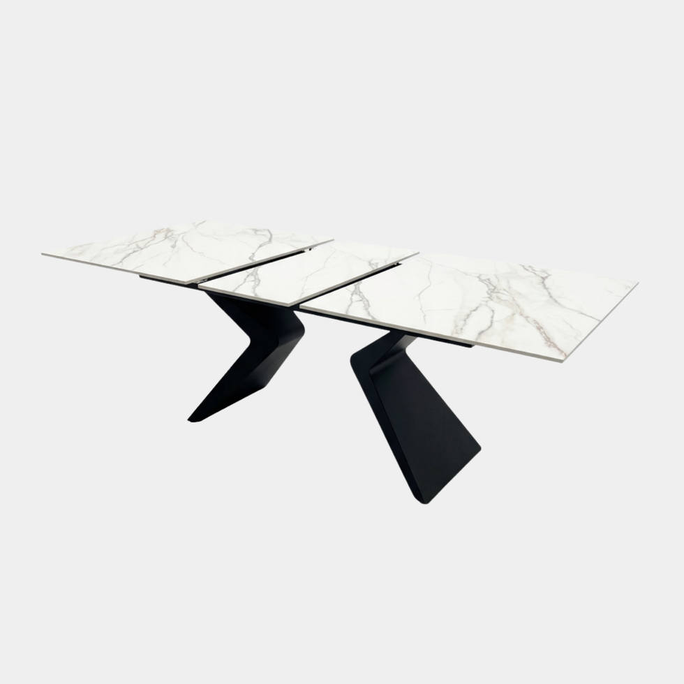Mesa porcelánico extensible blanca con patas negras para comedor moderno.
