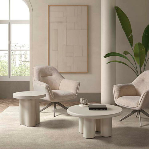 Butaca Kiro tapizada en tela beige