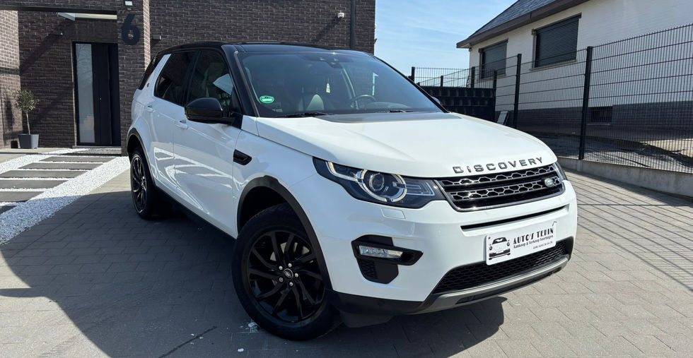 Land Rover Discovery Sport 4x4 2.0 Diesel 150 pk Automaat vooraanzicht met panoramisch dak en LED-verlichting