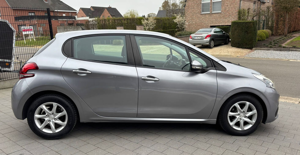 Peugeot Active 1.5 BlueHDi 2019 zijaanzicht met LED-verlichting en airco