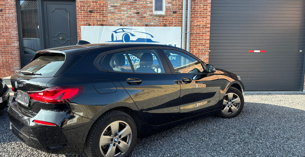 BMW 116d Hatch 115 pk 2021 achteraanzicht met LED-koplampen en aluminium velgen