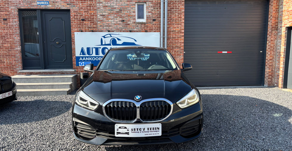 BMW 116d Hatch 115 pk 2021 vooraanzicht met LED-koplampen en aluminium velgen
