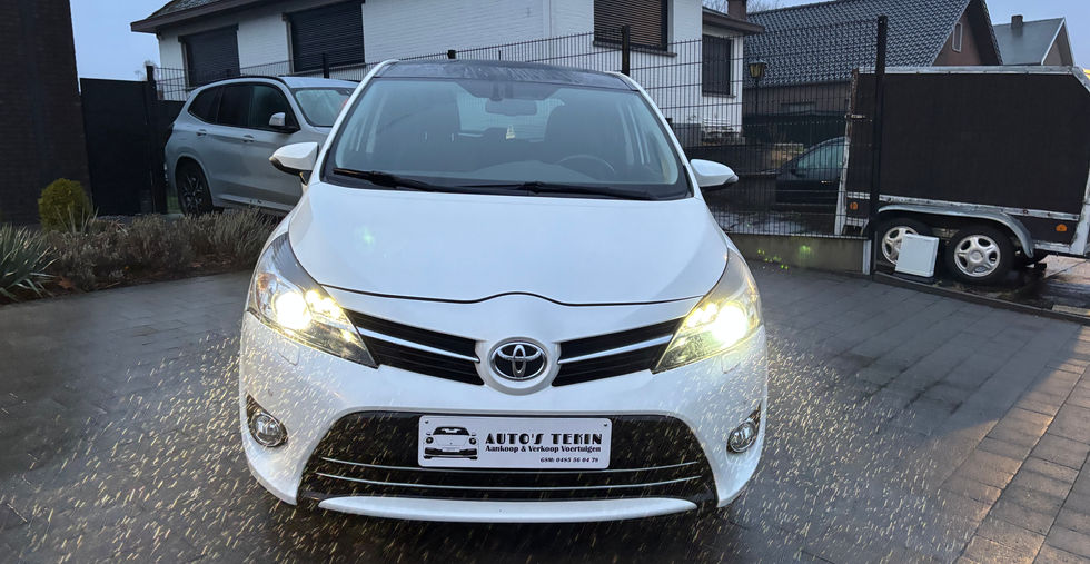 Toyota Verso 1.6 Diesel 2014 vooraanzicht met aluminium velgen en ruime gezinswagen uitstraling