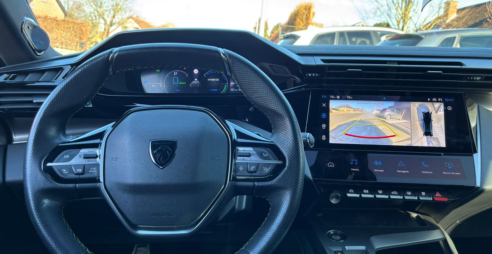 Peugeot 408 GT 1.6 Plug-in Hybride 2023 interieur met sportieve uitstraling en LED-verlichting