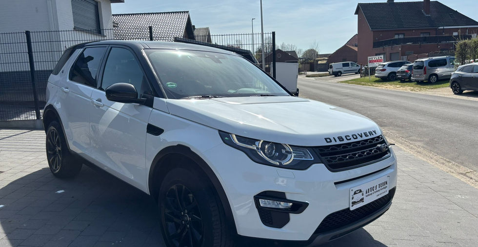Land Rover Discovery Sport 4x4 2.0 Diesel 150 pk Automaat vooraanzicht met panoramisch dak en LED-verlichting