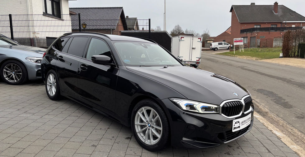 BMW 318d Touring 2023 vooraanzicht met BMW Laserlight en sportieve lichtmetalen velgen