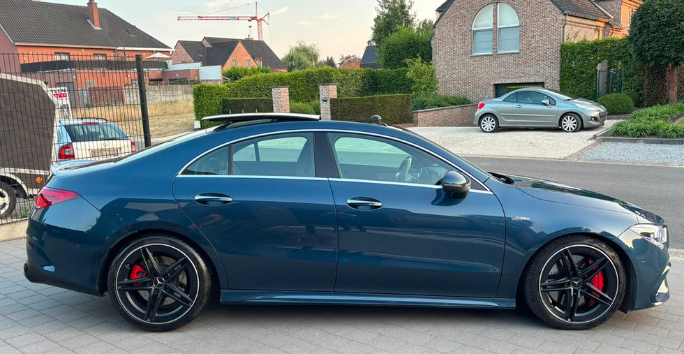 Mercedes CLA 45 S AMG 4MATIC+ 421 PK 2021 zijaanzicht met panoramisch schuifdak en sportieve AMG-uitstraling