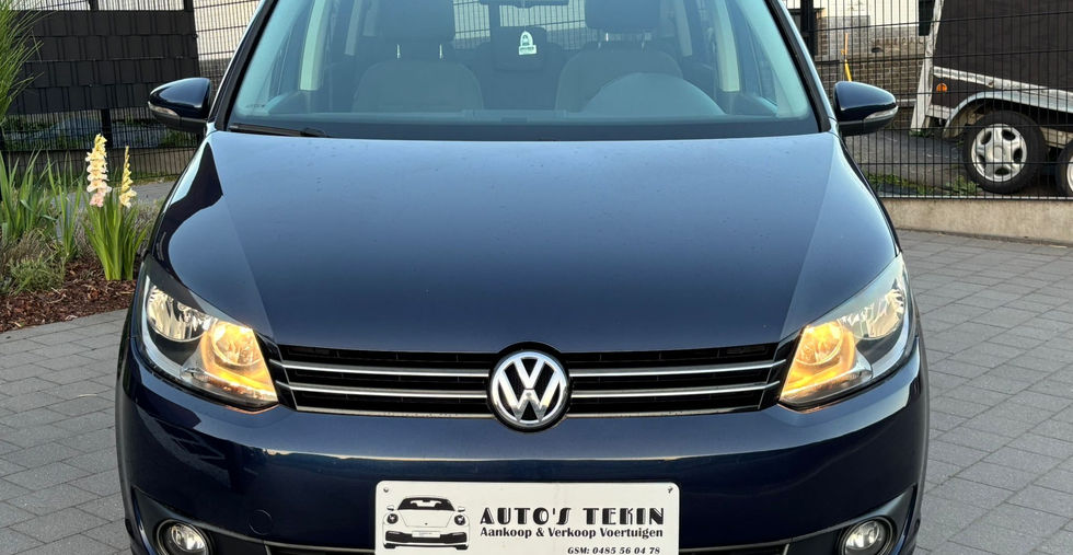 Volkswagen Touran 1.6 TDI DSG Automaat Highline 2013 vooraanzicht met digitale airco en sportieve uitstraling