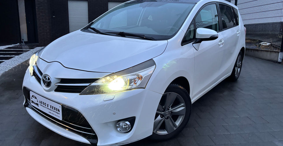 Toyota Verso 1.6 Diesel 2014 vooraanzicht met aluminium velgen en ruime gezinswagen uitstraling