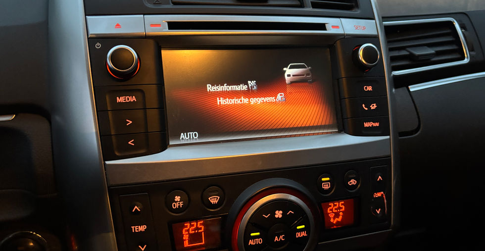 Toyota Verso 1.6 Diesel 2014 interieur met aluminium velgen en ruime gezinswagen uitstraling