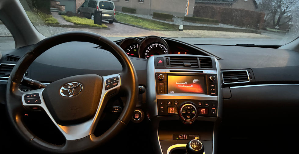 Toyota Verso 1.6 Diesel 2014 interieur met aluminium velgen en ruime gezinswagen uitstraling
