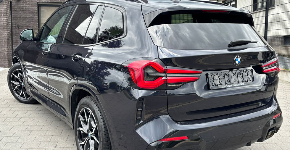 BMW X3 xDrive20 Hybride M-Pakket 2022 achteraanzicht met panoramisch dak en sportieve M-uitstraling