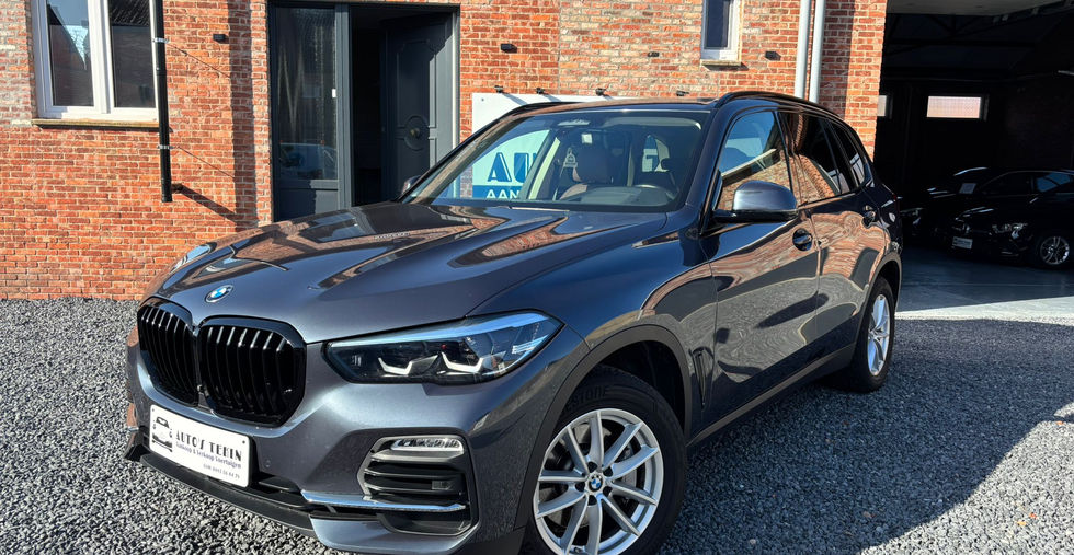 BMW X5 2.0 dA sDrive25 231pk Automaat Luxury Pack 2021 vooraanzicht met panoramisch schuifdak en LED-verlichting