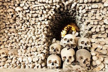 Alle porte di Praga, l'ossario di Sedlec raccoglie i resti di migliaia di persone..