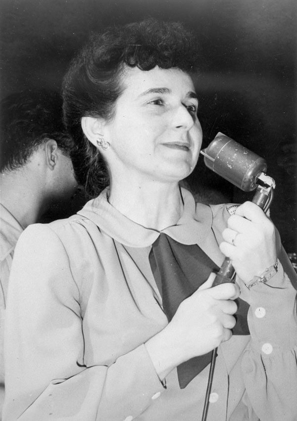 Titre : Madeleine Parent adressant la parole à la Fête du Travail Source : Bibliothèque et Archives Canada/Fonds Madeleine Parent et R. Kent Rowley/a120397