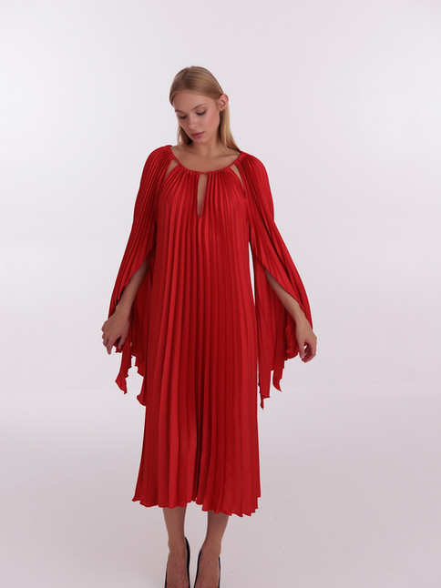 Loose pleated dress in red with a belt