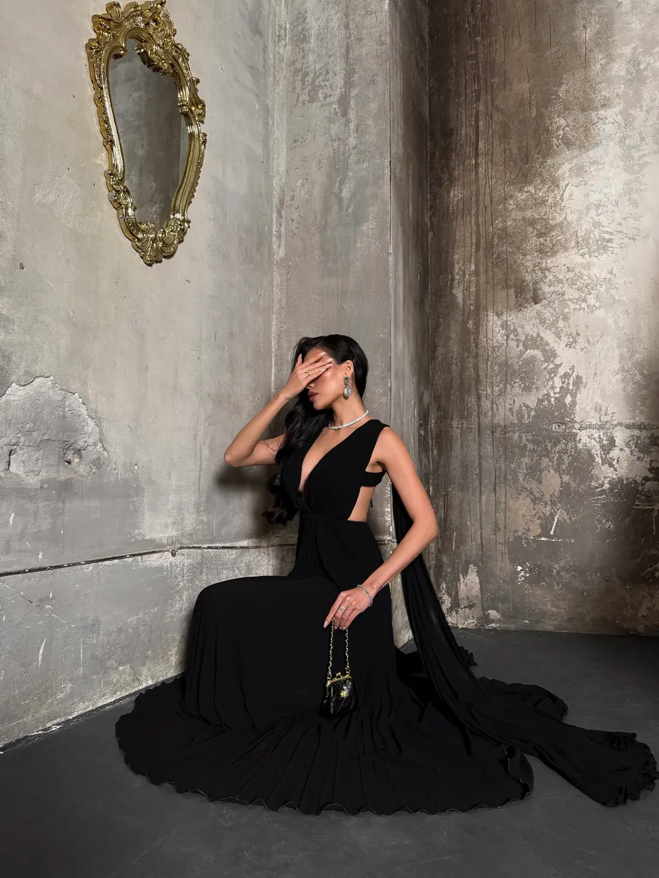 Black gown for gala and red carpet made in Europe by Repulo's brand