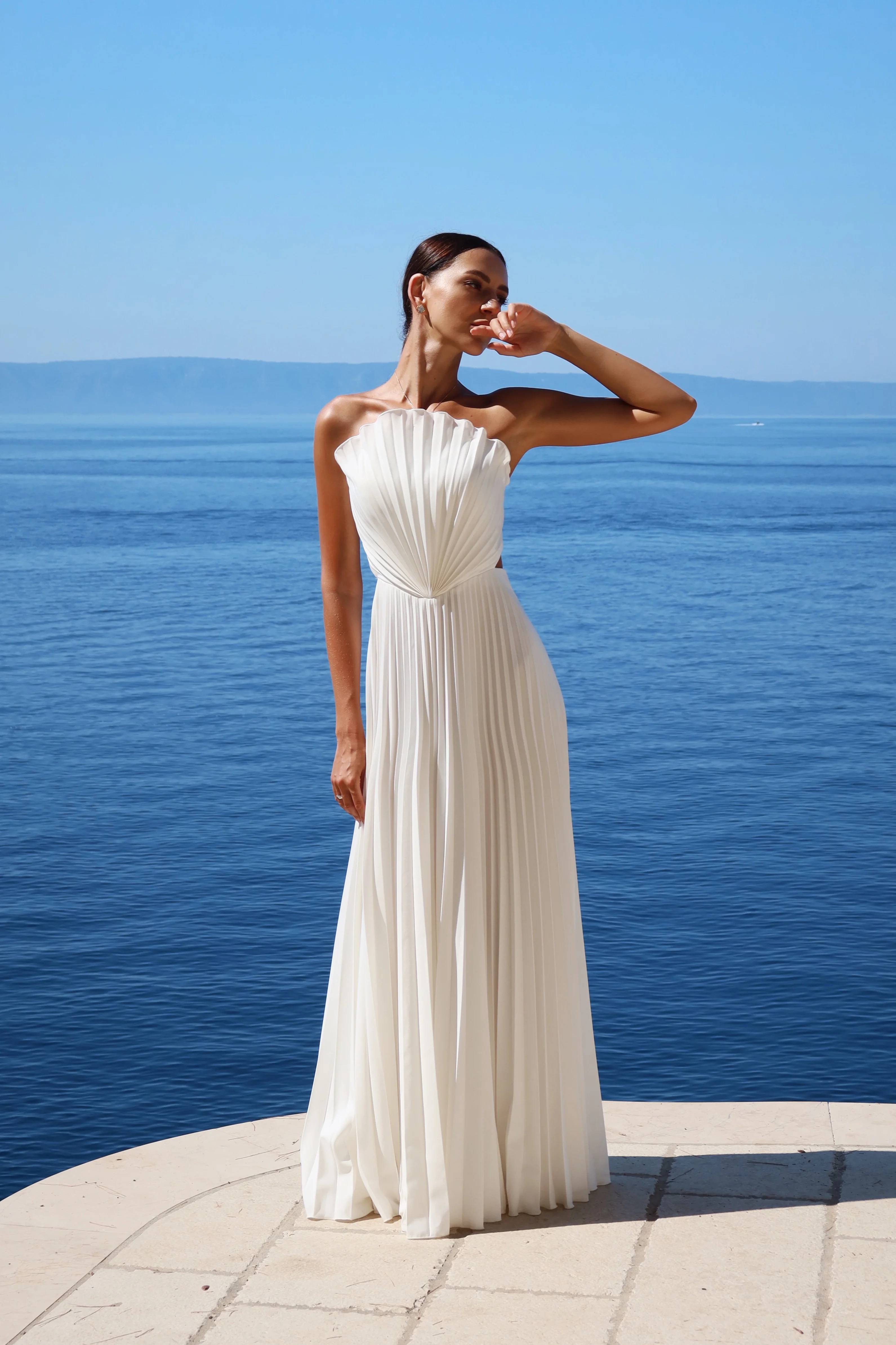 Shell dress in trendy white color