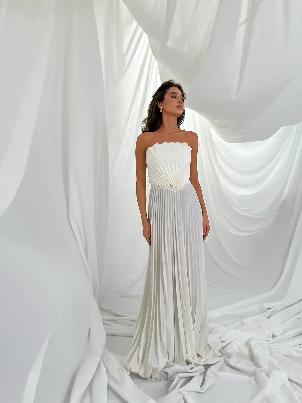 Biała plisowana sukienka wieczorowa bez ramiączek marki REPULO’S – elegancka długa sukienka na studniówkę 2026 z odkrytymi ramionami i dopasowanym gorsetem