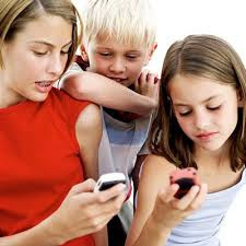 Mom-Texting-with-Kids