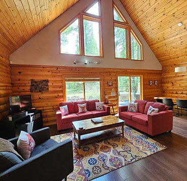 Hummingbird Lodge Vaulted front room