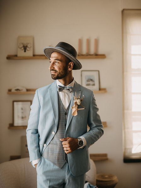 Duitse profvoet vlak voor huwelijk in Noordwijk. Klaar om naar het altaar te gaan. Organisatie Anne-Martine Wedding Planner.