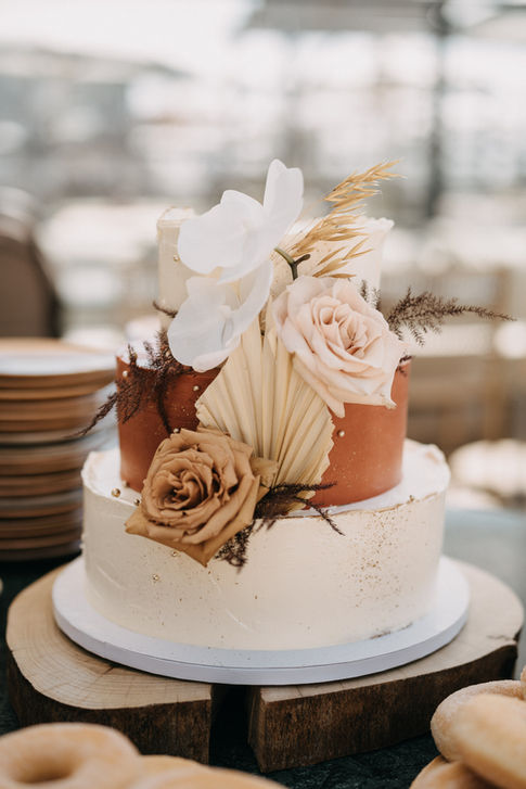 Bruidstaart in strandthema van Noordwijk tijdens het champagnemoment.