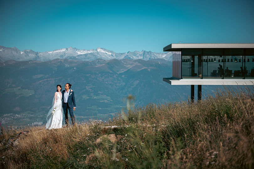 Bijzondere Destination wedding in de Dolimieten. Bruidspaar staat naar AlpiNN restaurant op de klif. Geheel verzorgd door Wedding Planner Anne-Martine Speelman.