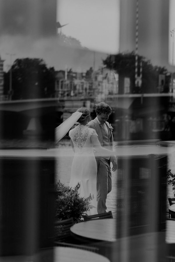 Stijlvol bruidspaar op het terras van het Amstel Hotel Amsterdam tijdens hun huwelijk georganiseerd door wedding planner Anne-Martine Speelman