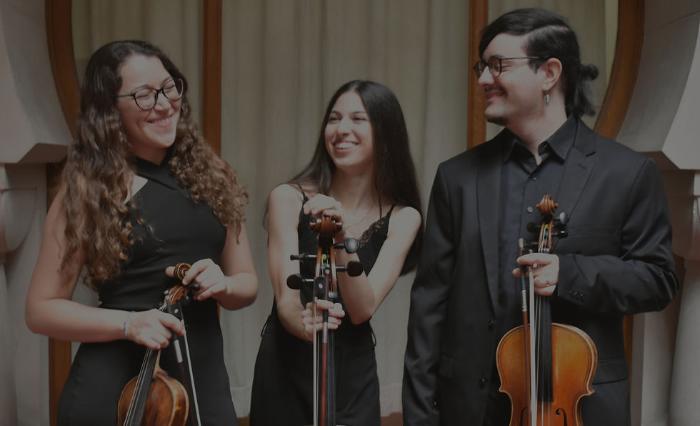 Les musiciens à cordes des Trois Cordes posent ensemble avec leurs violons en studio.