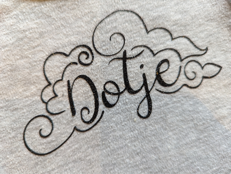 Close-up van de zwarte glitterbedrukking van het dotje ontwerp.