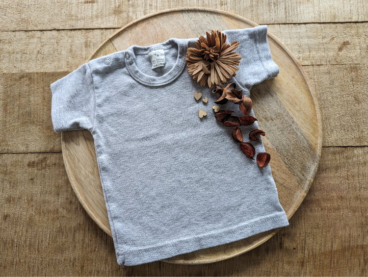 Thumbnail: Afbeelding van een grijs t-shirt, klaar voor personalisatie met naam of bedrukking.