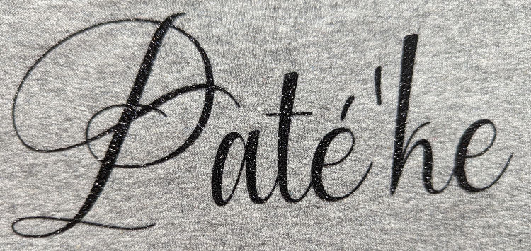 Close-up van de zwarte glitterbedrukking van het paté'ke ontwerp.