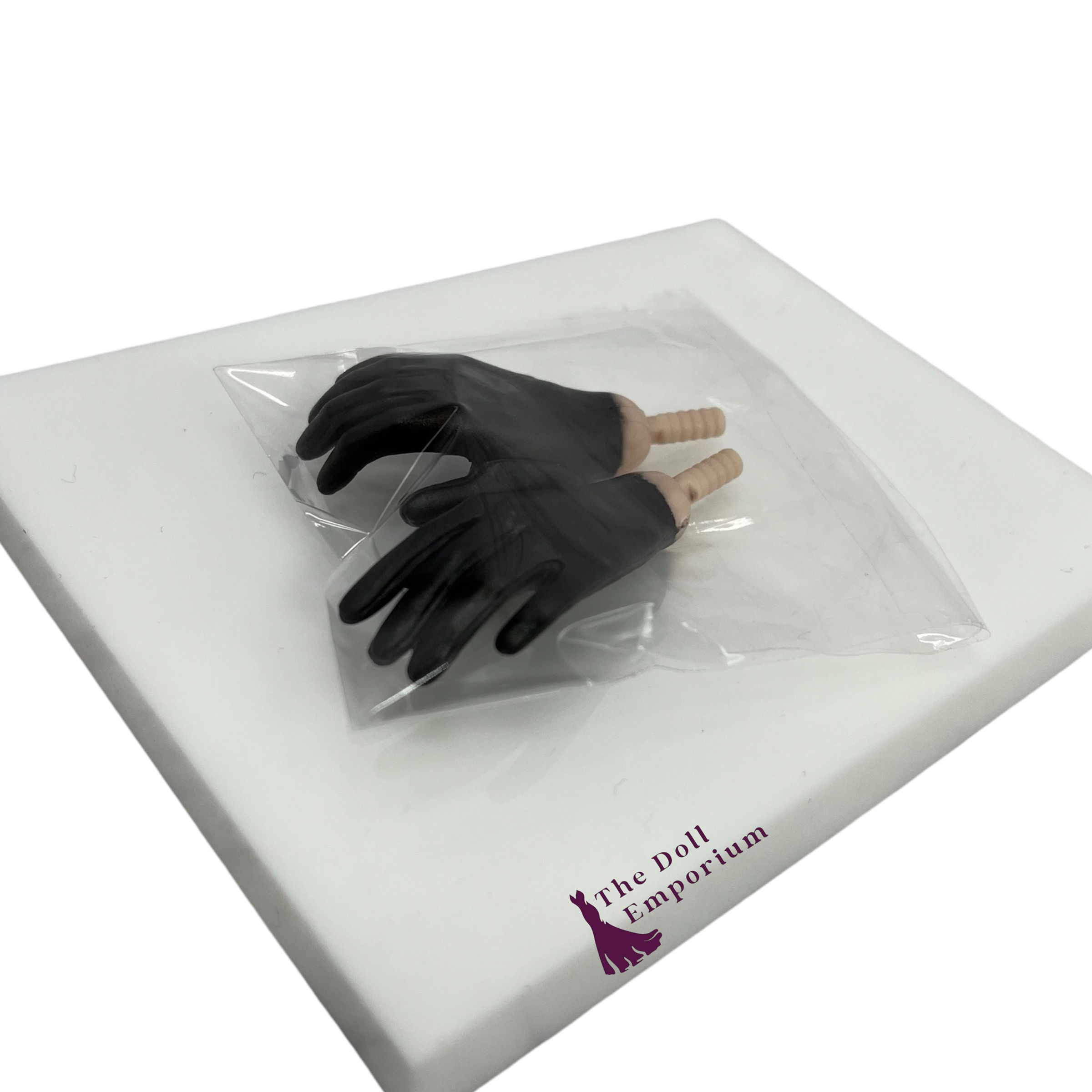 Integrity Toys (2023) - Poppy Parker 'Ski Date' - Bellamy's Gloved Hands