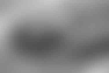 Bébé qui vit son premier bain