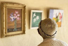 絵画を観る高齢女性