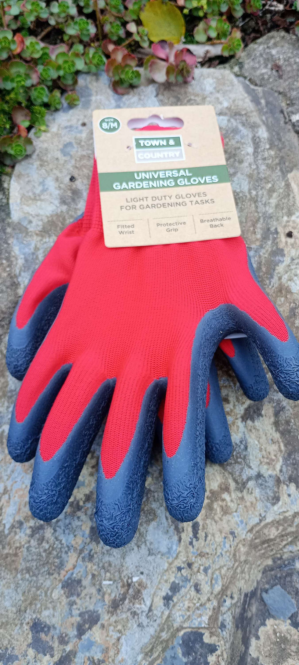 Red gardening gloves, light duty, for tasks