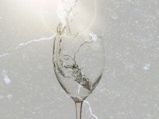 EINE FLASCHE WASSER&EIN GLAS